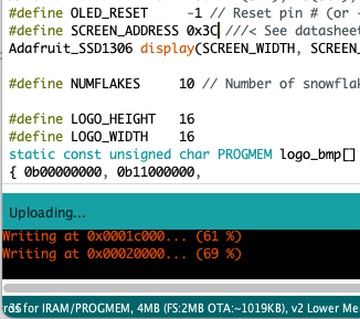 Se muestra la consola con algunos mensajes del progreso. Ej: Writing at 0x12345678 33%.