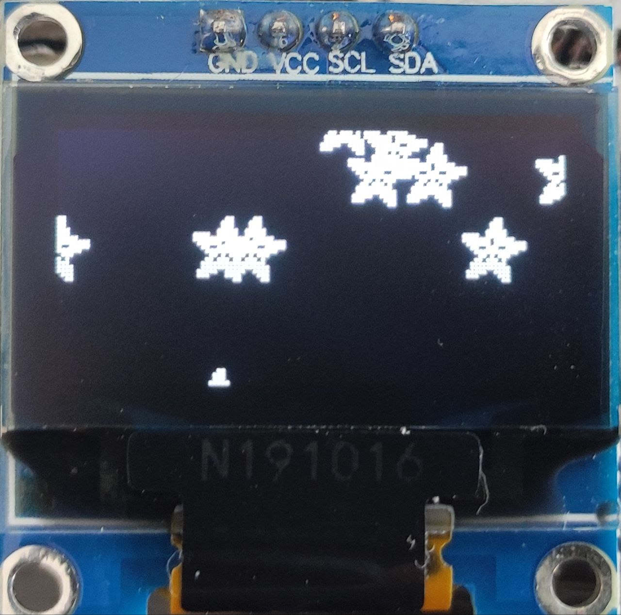 Foto de la pantalla OLED mostrando estrellas pequeñas aleatoriamente ubicadas en la pantalla.