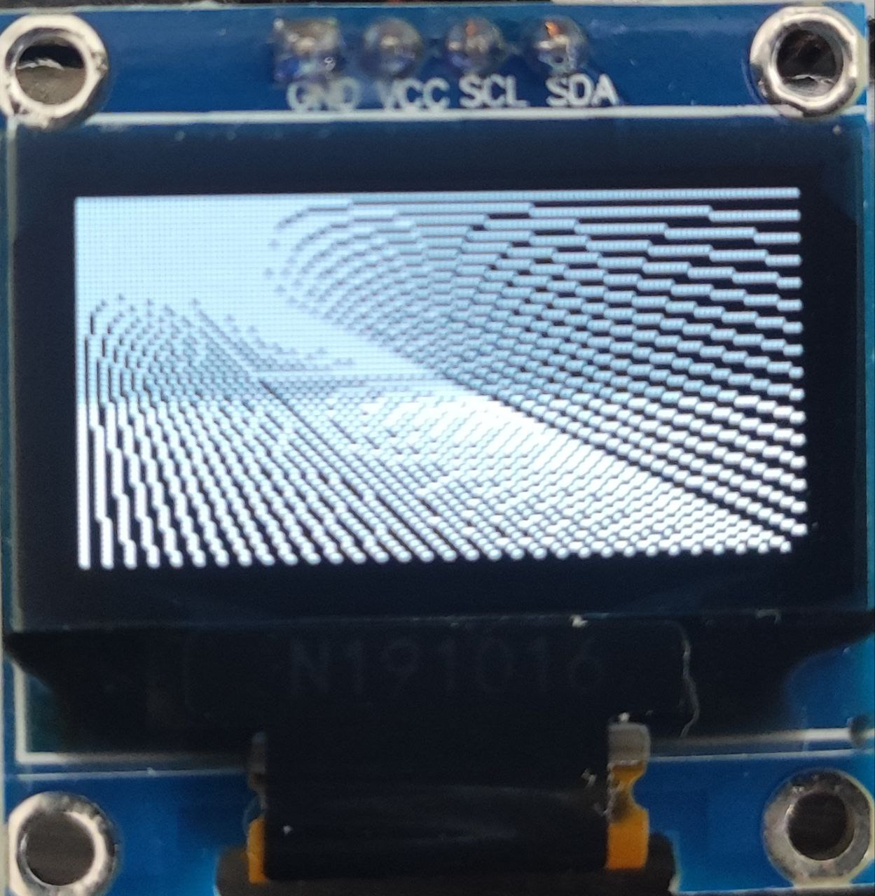 Foto de la pantalla OLED mostrando líneas diagonales en toda la pantalla.