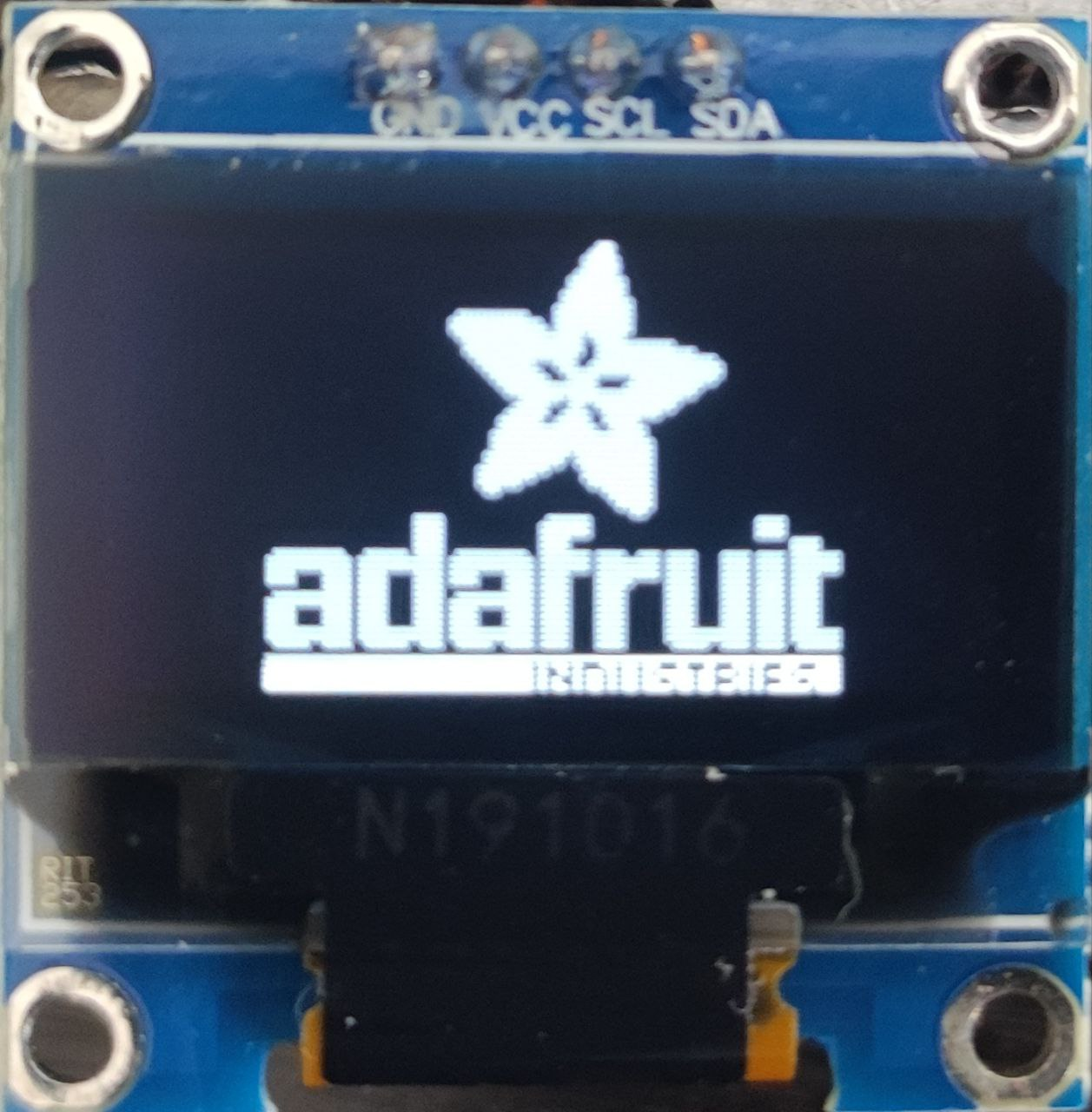 Se muestra el logo de Adafruit.